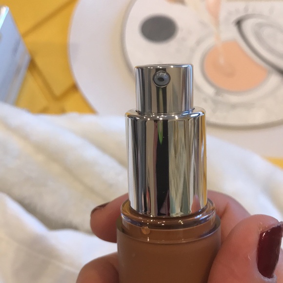 It cosmetics bye bye lines foundation - Picture 8 of 9